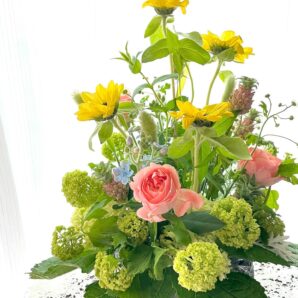 紫陽花を入れた初夏のバスケットアレンジ