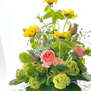 紫陽花を入れた初夏のバスケットアレンジ